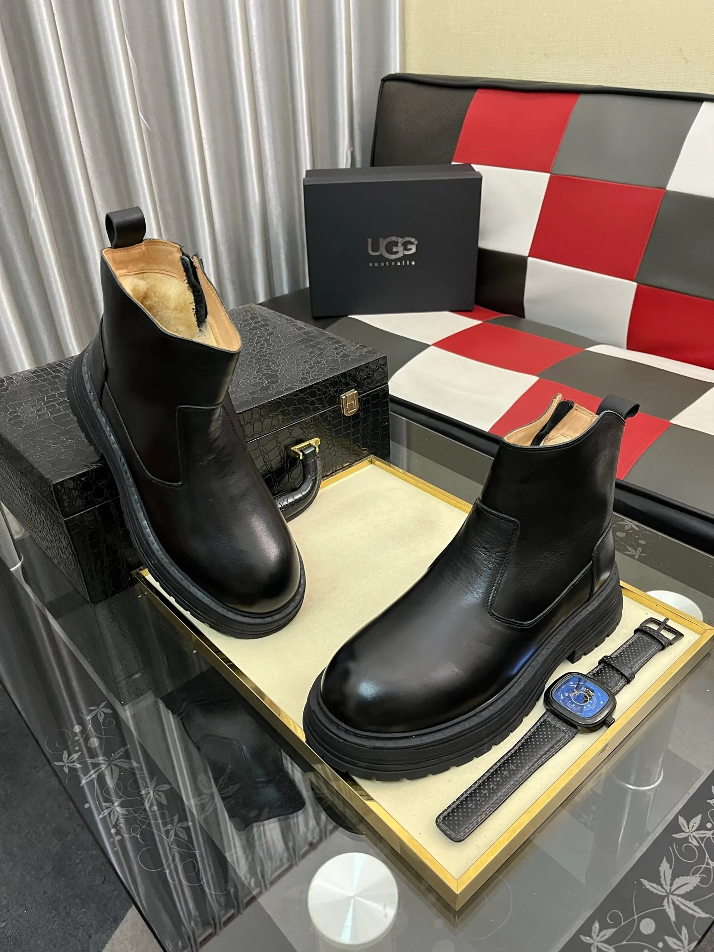 Ex-factory price: 680⌚️⌚️Thick wool imported from Australia Brand: UGG genuine purchasing agent Size: 39-44 (45 customized) Grade: Official website 1:1 Material: First layer of genuine leather waterproof and antifreeze upper Real wool lining Original non-slip and wear-resistant outsole Style category: Men's casual shoes Trendy style Comfortable on the feet Color: Official website color synchronization